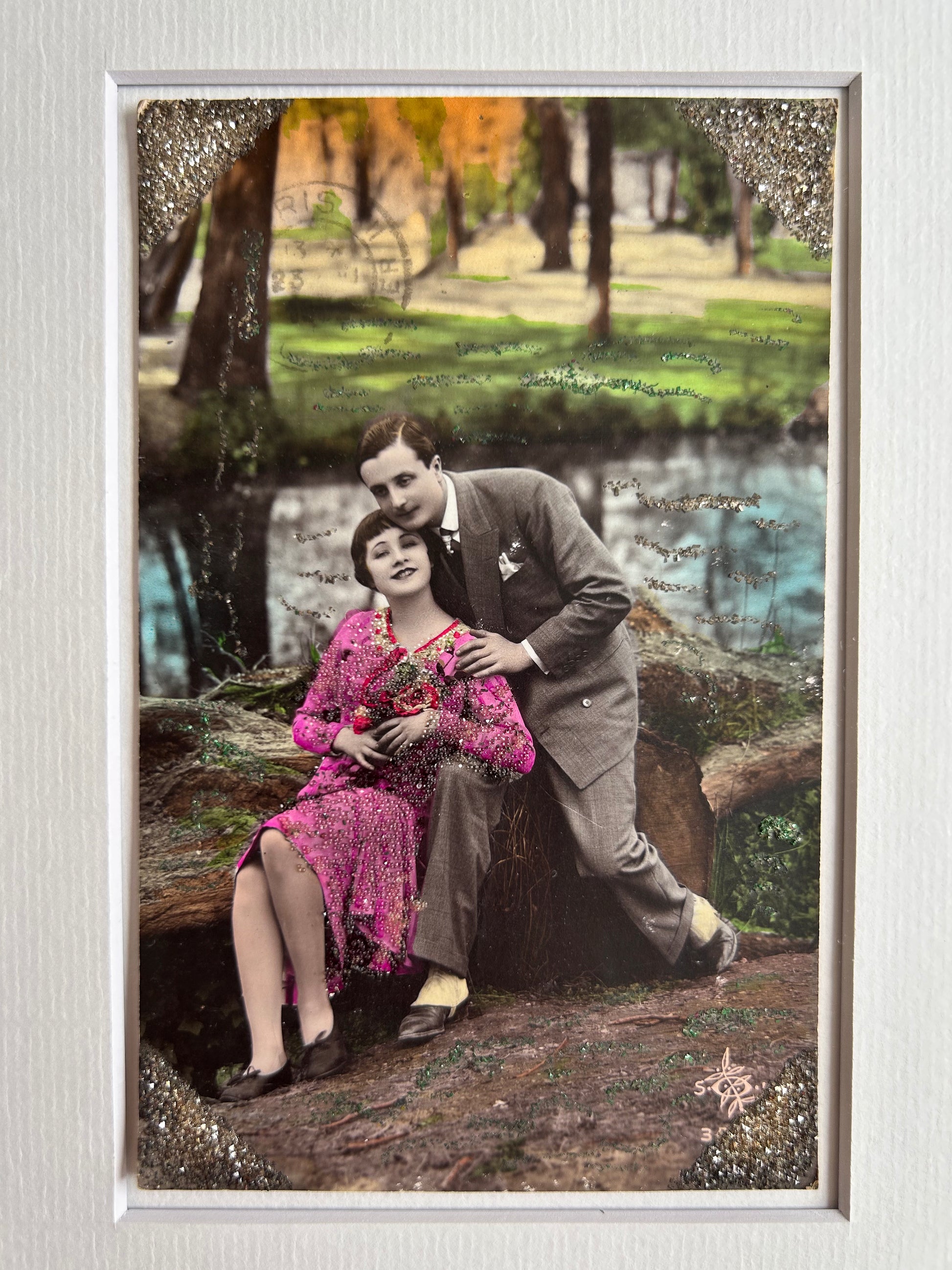 Starts with a great story - Framed 1920s Hand-Tinted and glittered Postcard featuring a tender couple’s embrace in a park – Vintage Romantic Art in Tigerwood Frame