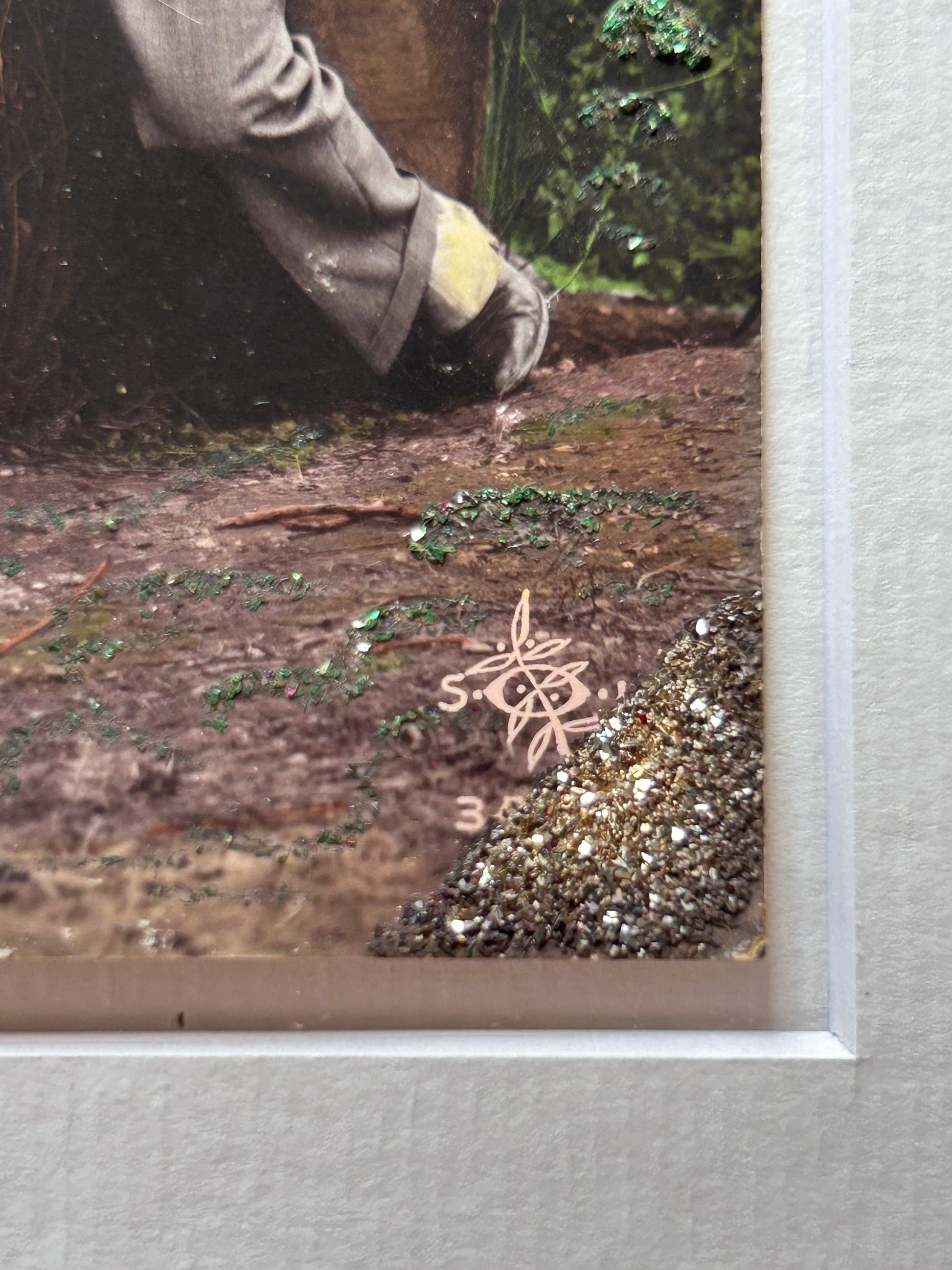 Starts with a great story - Framed 1920s Hand-Tinted and glittered Postcard featuring a tender couple’s embrace in a park – Vintage Romantic Art in Tigerwood Frame